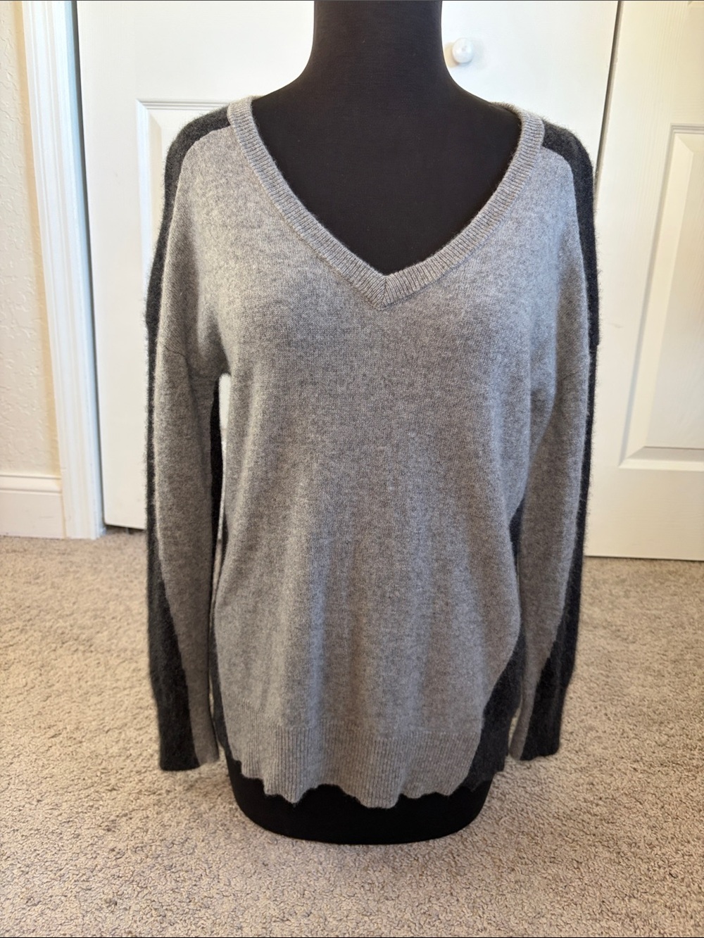 Nicole Miller 100% Cashmere Sweater Two Tone Charcoal Light Gray XS V Neck Cozy